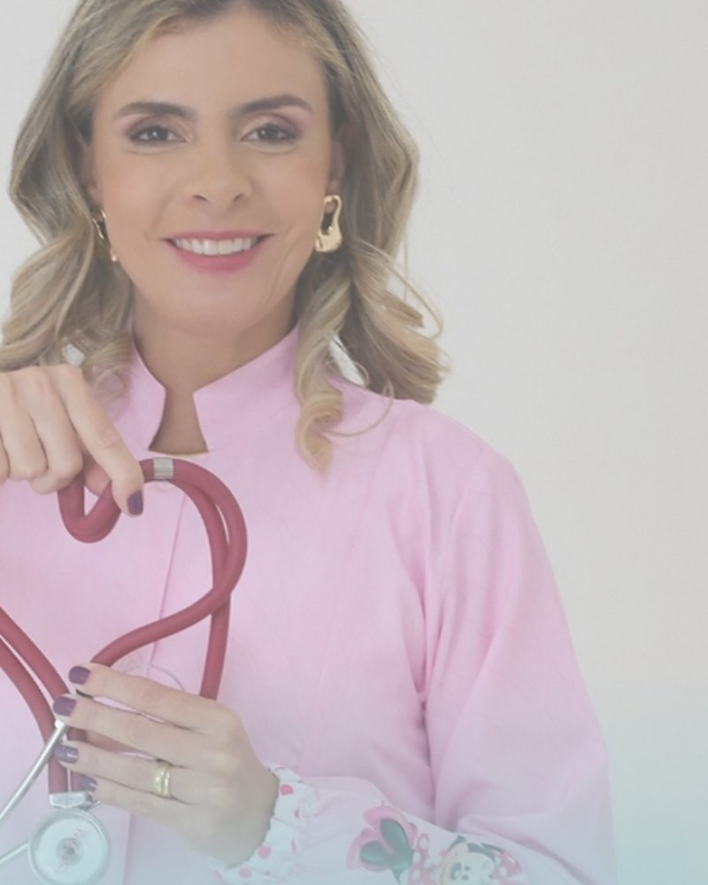 Alline Hickerman durante um atendimento de fisioterapia pediátrica